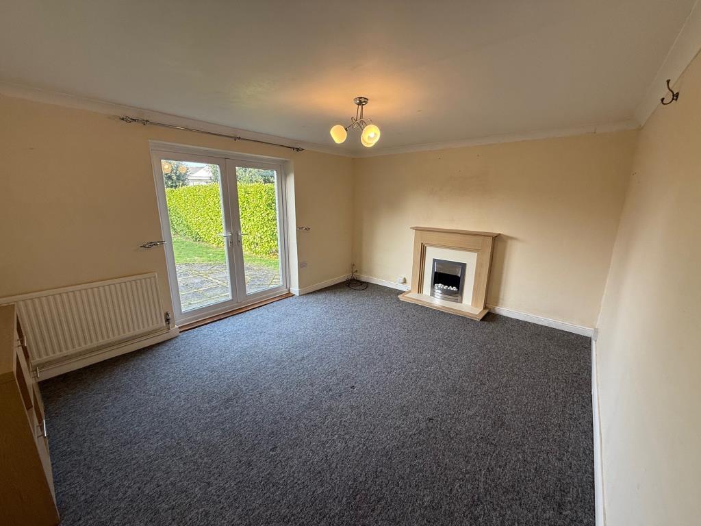 Lot: 133 - SIX SELF-CONTAINED FLATS IN BLOCK WITH STRUCTURAL ISSUES ON A LARGE PLOT WITH POTENTIAL - The living room in a ground floor rear flat